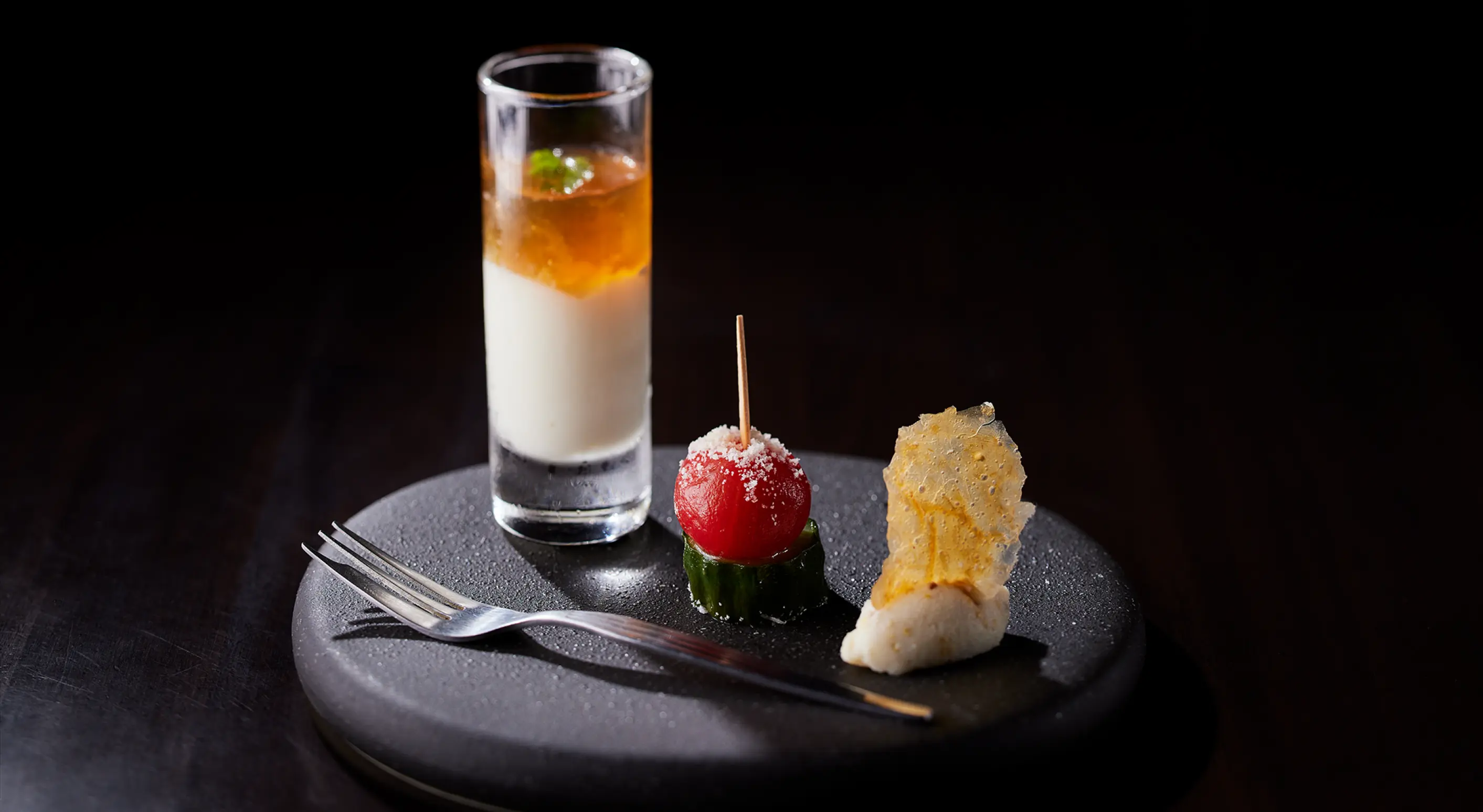 玉葱チップス/チェリートマトと胡瓜のマリネ/カリフラワーのババロアと甲殻類香るコンソメジュレ