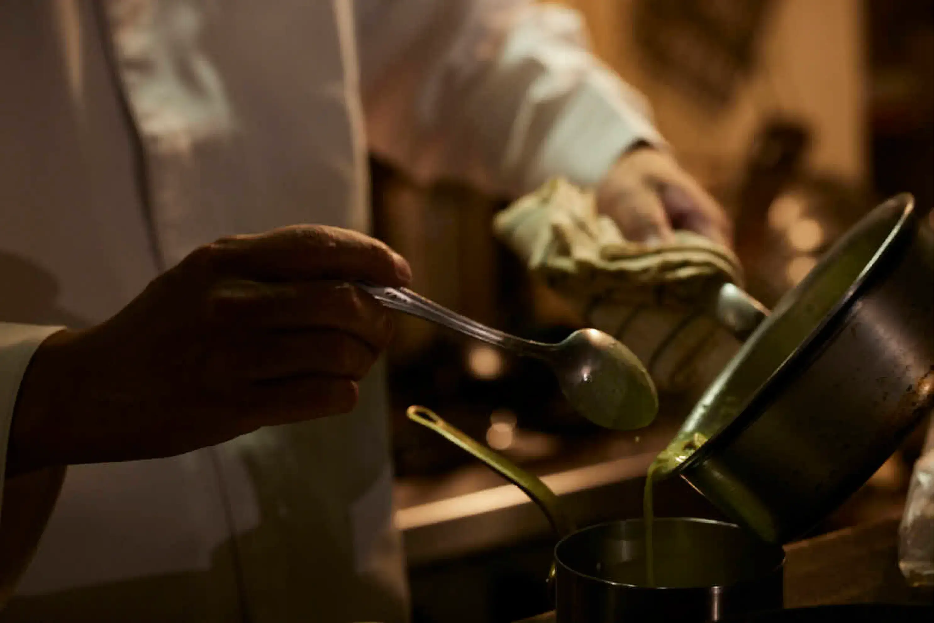 シェフが料理している様子