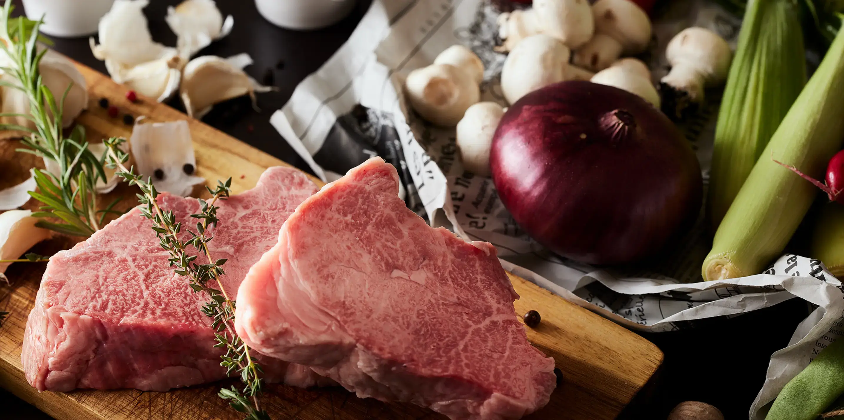 シェフ野村 祐亮が盛りつけしている様子