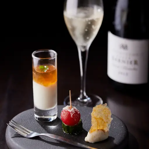 玉葱チップス/チェリートマトと胡瓜のマリネ/カリフラワーのババロアと甲殻類香るコンソメジュレとワイン